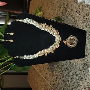 Elegant Gold and Cream Necklace Set